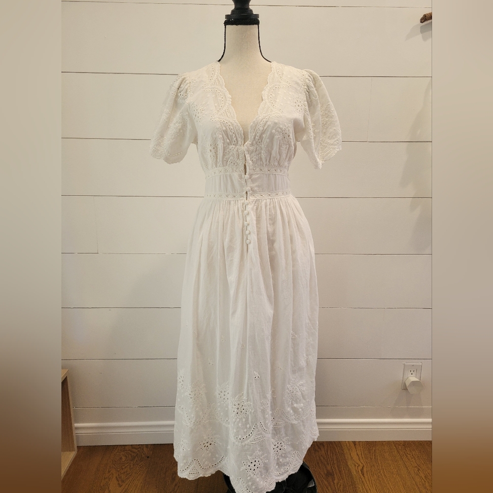 Elegant White Lace Maxi Dress - Picture 2 of 8